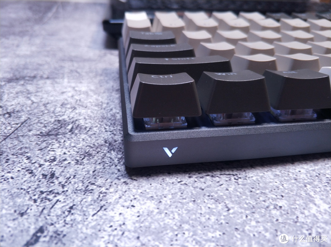 轻量紧凑，游戏手感好：雷柏V700-8A多模机械键盘