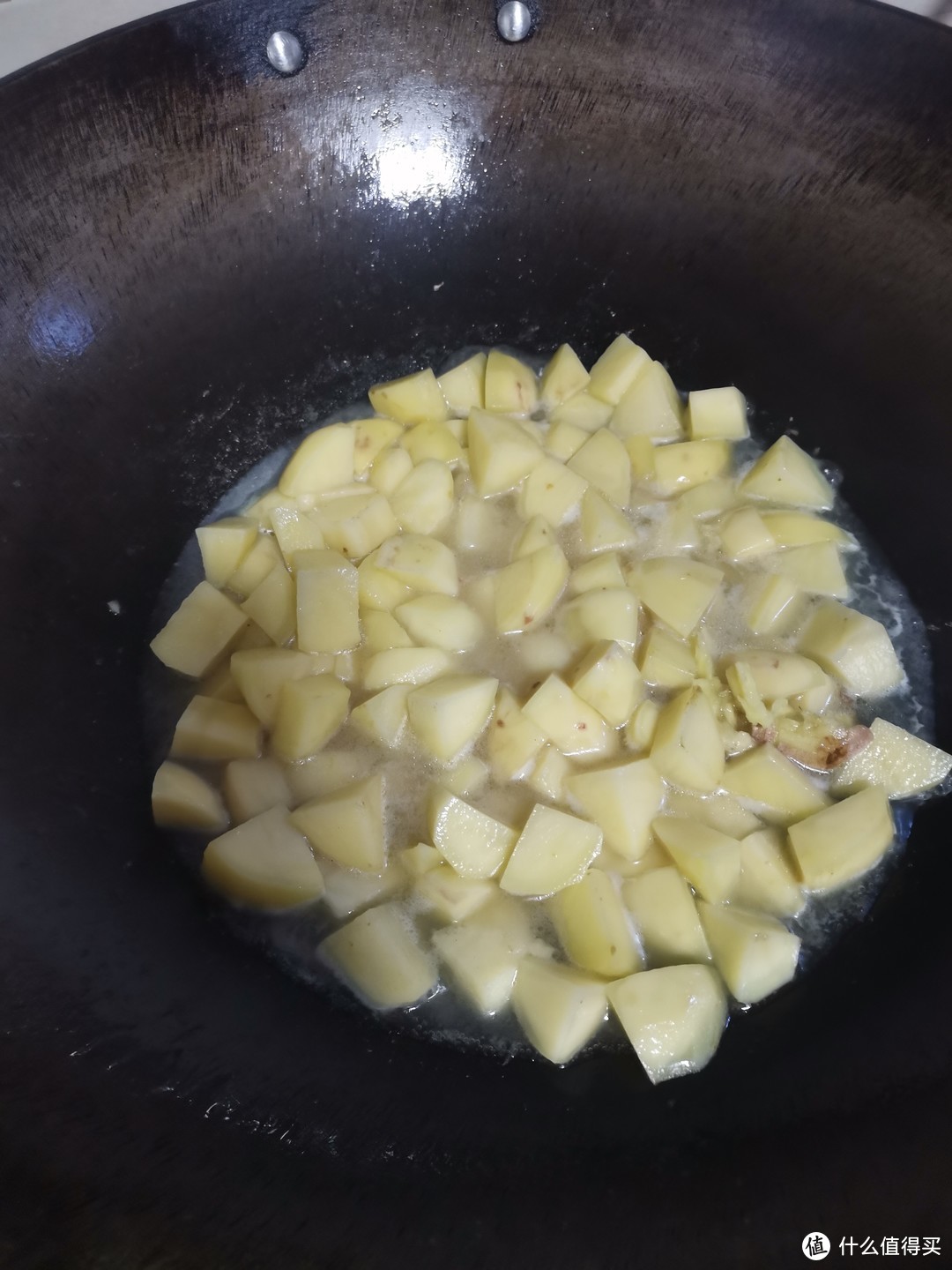 炒干土豆后加水