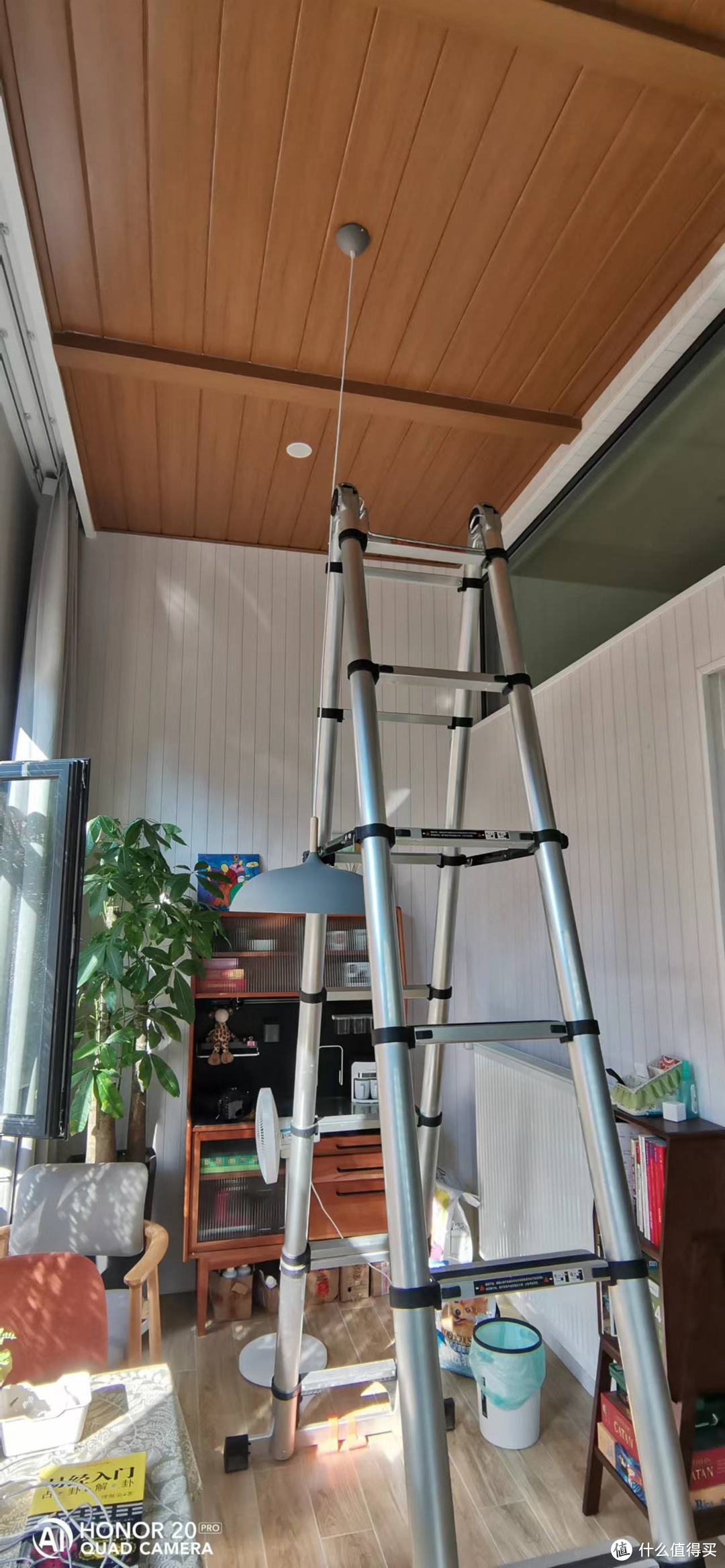 一个人用3.3米梯子安装高度3.95米的吊灯