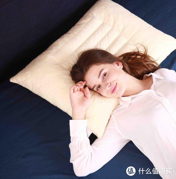 填充天然乳胶更使得枕头支撑有力、无触底感。