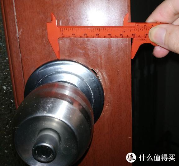 用筷子和球形锁修补板给开裂塑料门换锁