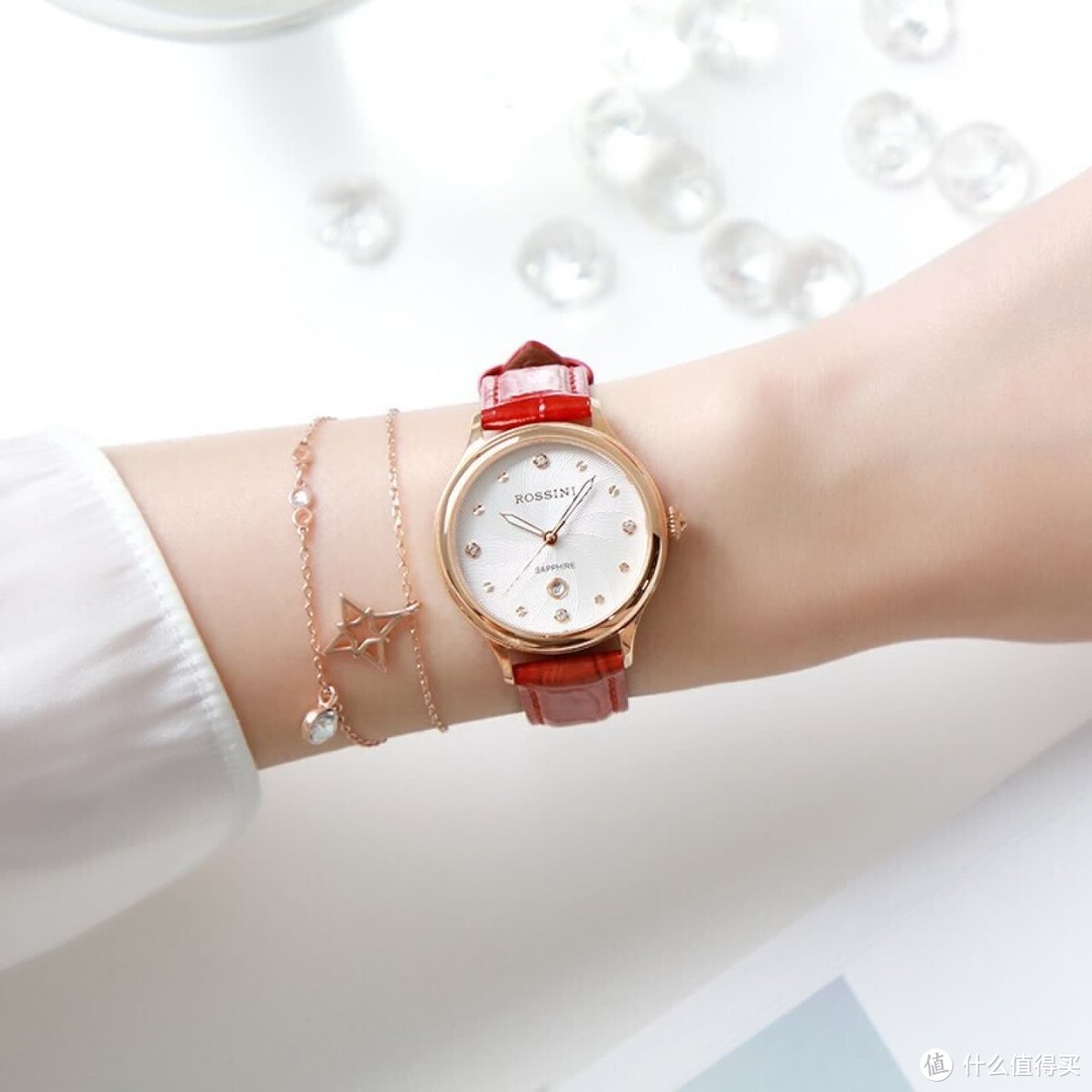 罗西尼CHIC系列女士手表，日历防水白色表盘，时尚石英红色皮带，尽显美观大方。