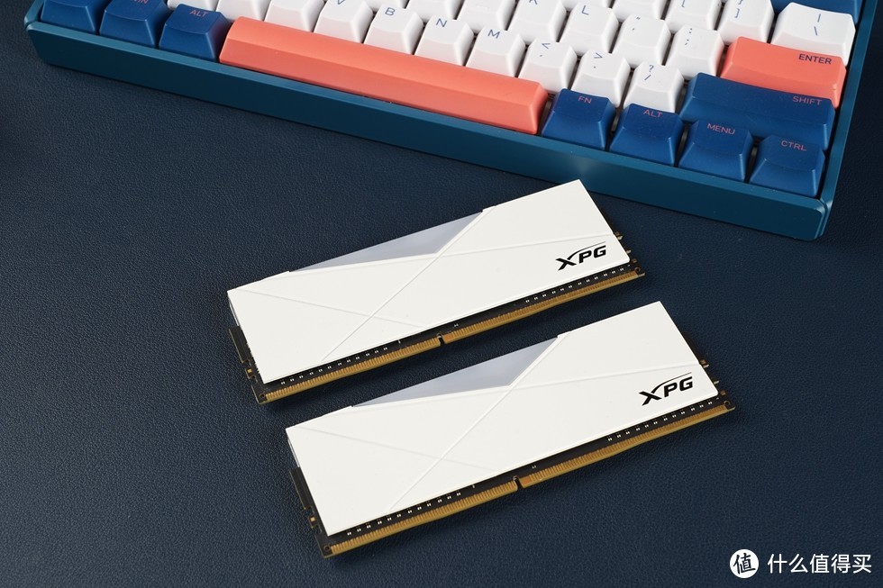 内存选择XPG的龙耀 D50 DDR4釉白款。