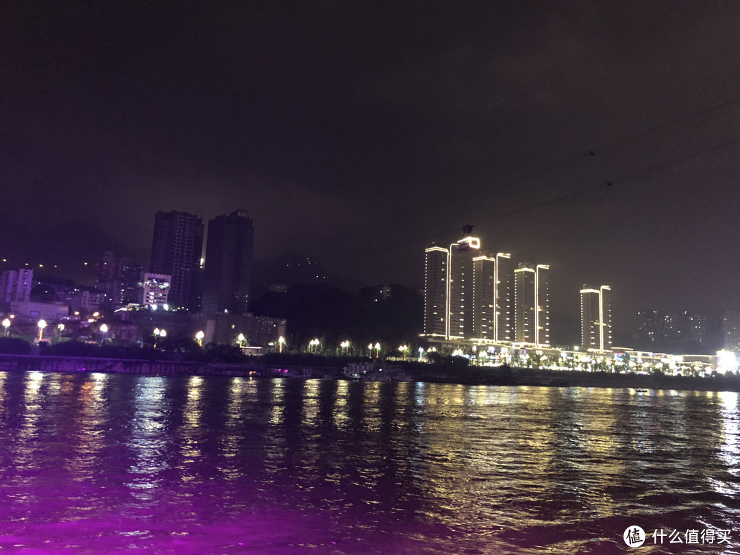 游船上重庆的夜景