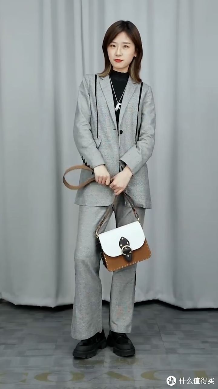 蔻驰COACH女士BEAT系列单肩包，皮革铆钉粉笔白棕色拼色，呈现不同风格的包包