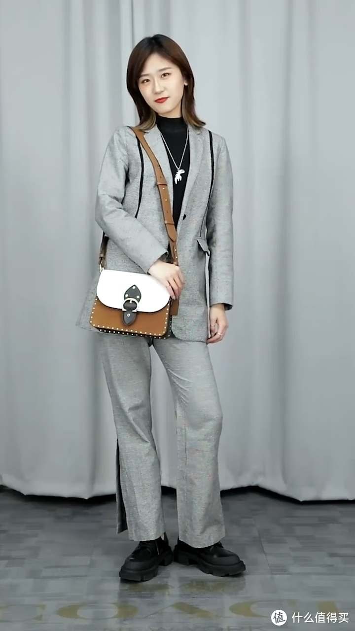 蔻驰COACH女士BEAT系列单肩包，皮革铆钉粉笔白棕色拼色，呈现不同风格的包包