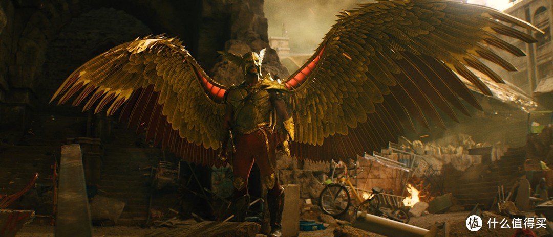 鹰侠可以变出头盔和金属翅膀，同时也是正义协会的重要管理者