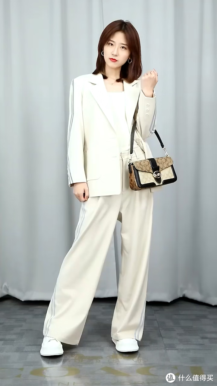 蔻驰COACH女士中号单肩斜挎包，卡其色PVC配皮设计，送女友的时尚包款