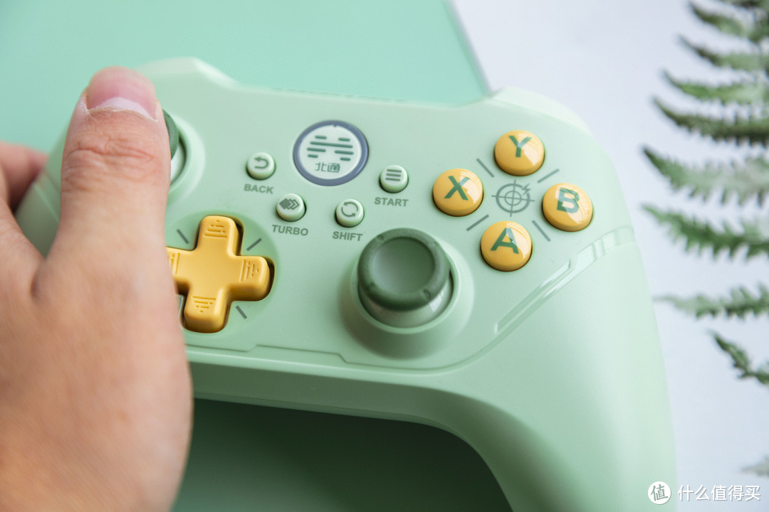 一款绿色的游戏神器—北通阿修罗2pro机械版游戏手柄牛油果色