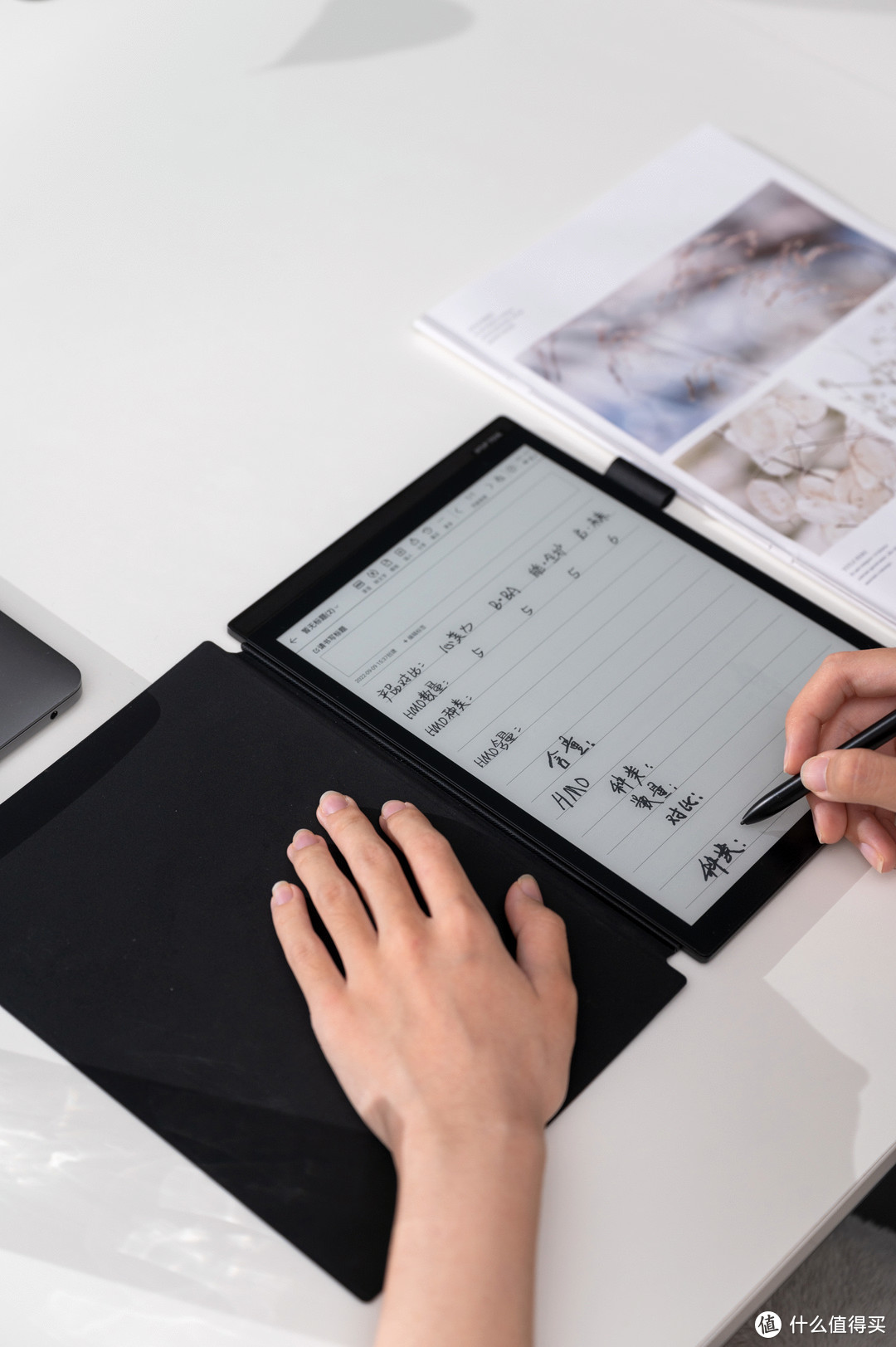 X2柔性墨水屏采用0.1mm悬空屏专利技术，具有真实还原纸张书写的特点