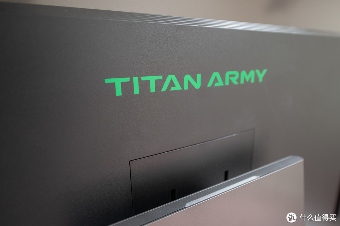 这就是电竞桌面的终极目标， 泰坦军团4K48寸OLED电竞显示器， 你们喜欢看的双11硬核评测