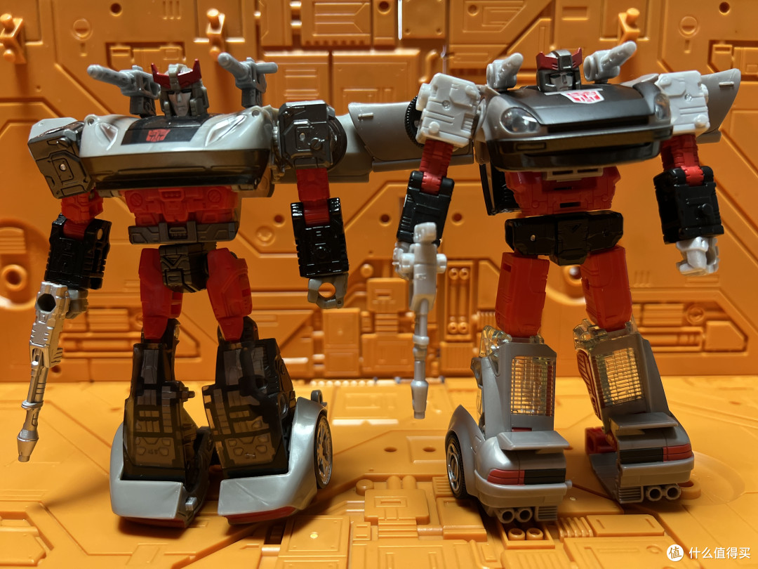 地出银霹雳这回倒是相对比其它几位地出变形金刚来的平易近人,单独