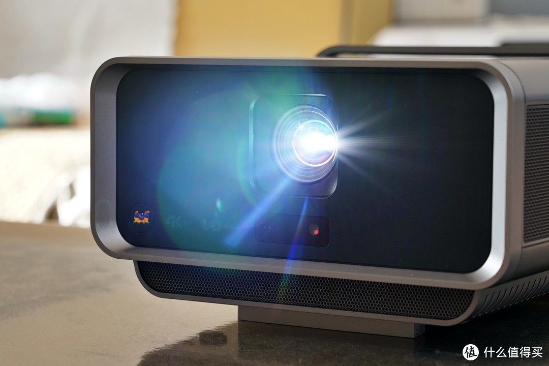 狭长客厅的100英寸4K HDR巨屏观影之选：优派Q30智能LED投影仪