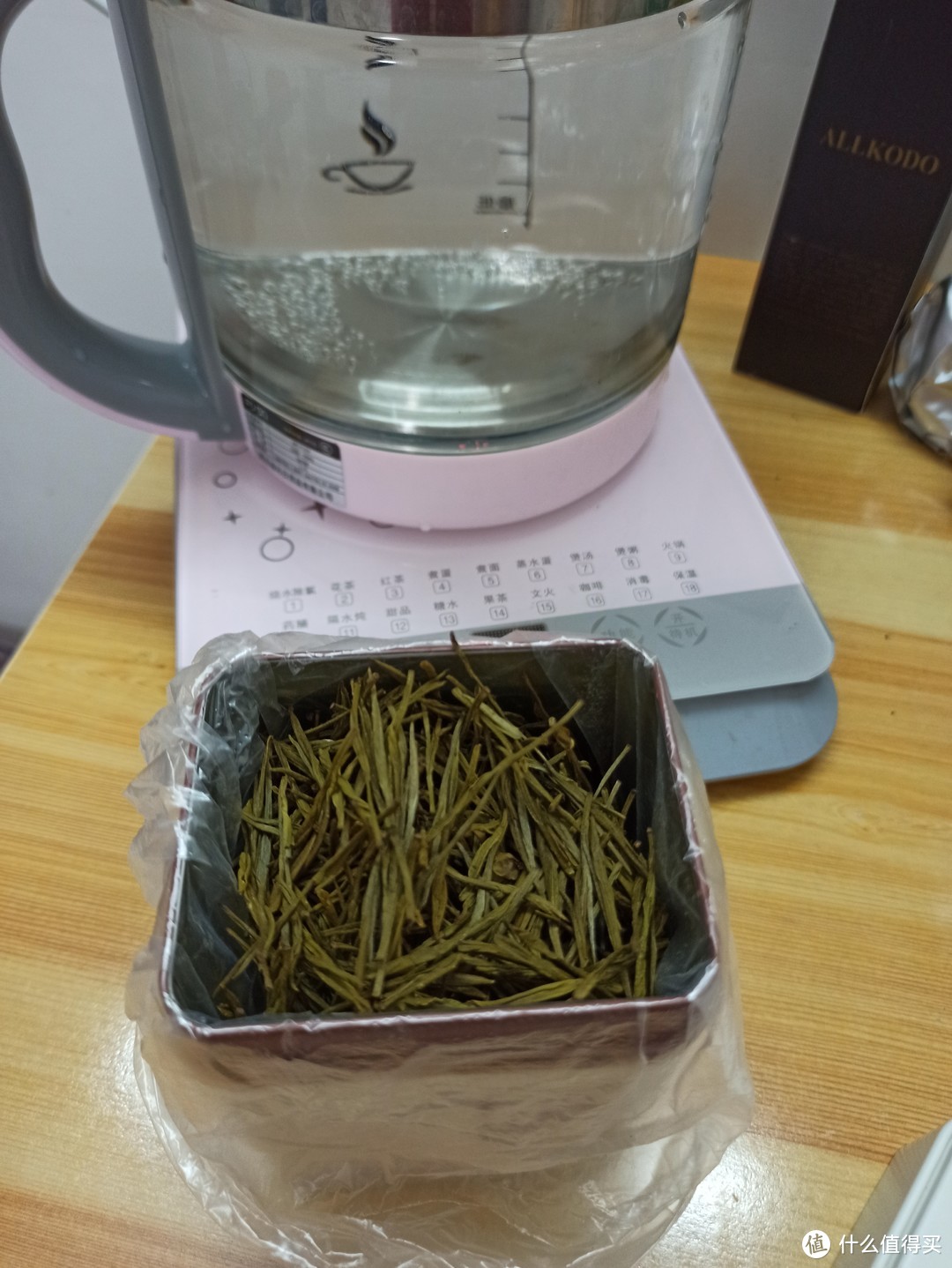 从朋友那里拿来的白茶，茶叶外形非常的直溜细长，是福鼎白茶还是安吉白茶呢。