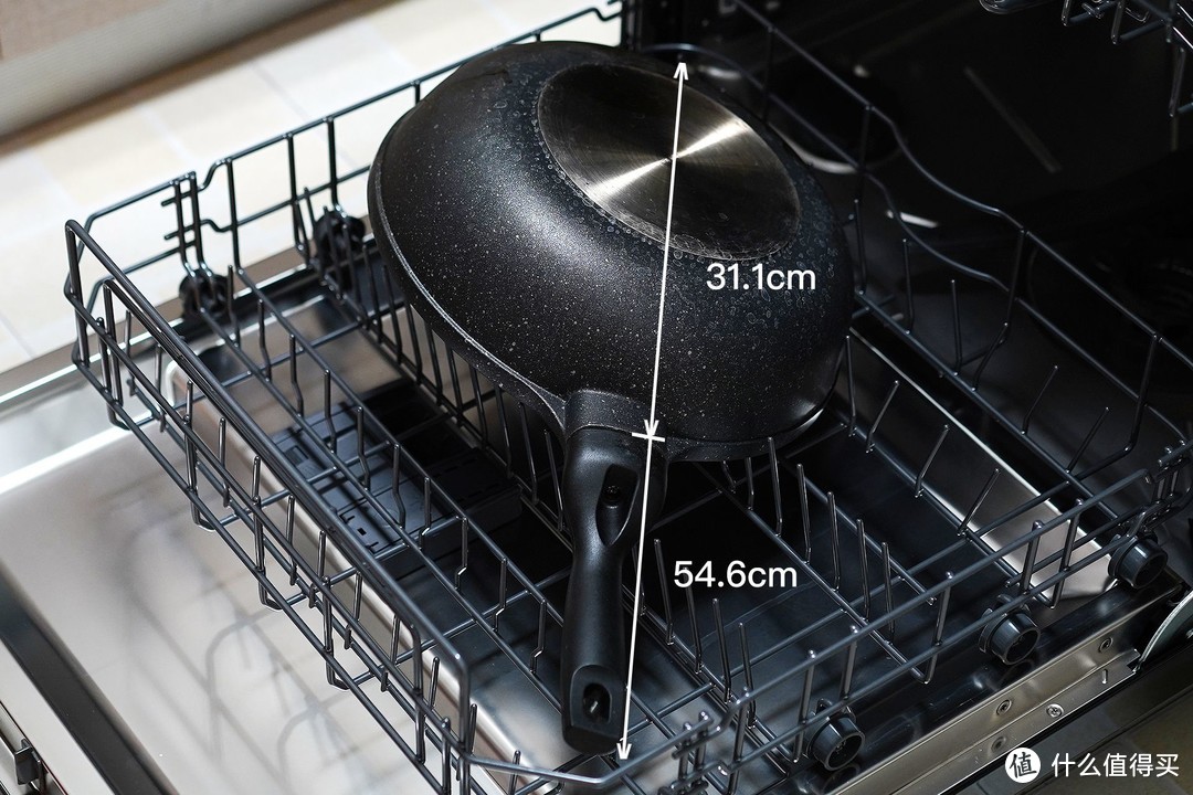 80℃高温蒸汽、1级水效、三层喷淋臂，“真香”洗碗机海尔W20深度评测