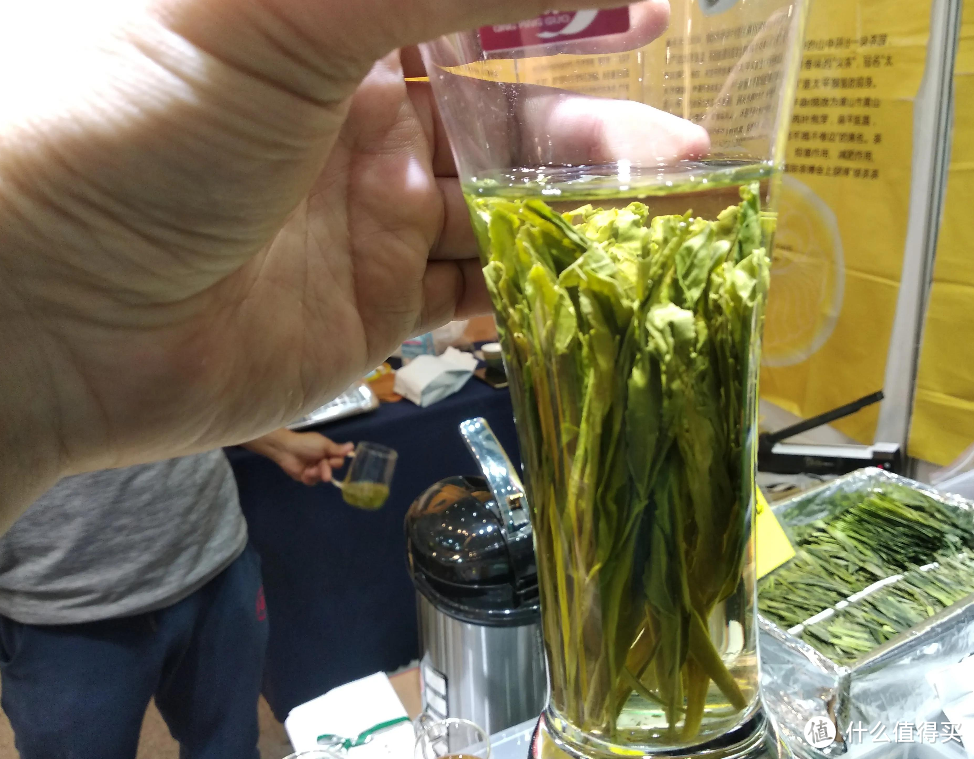 冲泡绿茶真的忌讳先放茶叶后倒水吗？怎样才能冲泡一杯好喝的绿茶