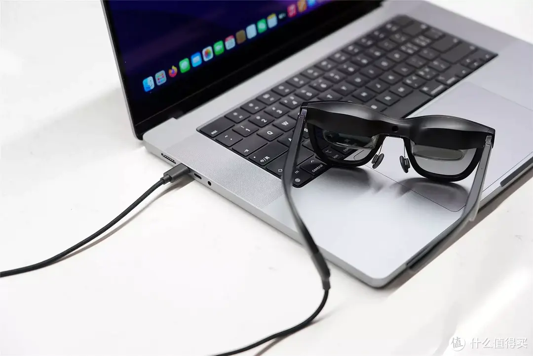 随享130吋私人口袋巨幕、现实与虚拟完美交互、还能接入NIO虚拟数字座舱--Nreal Air AR眼镜真的够爽！