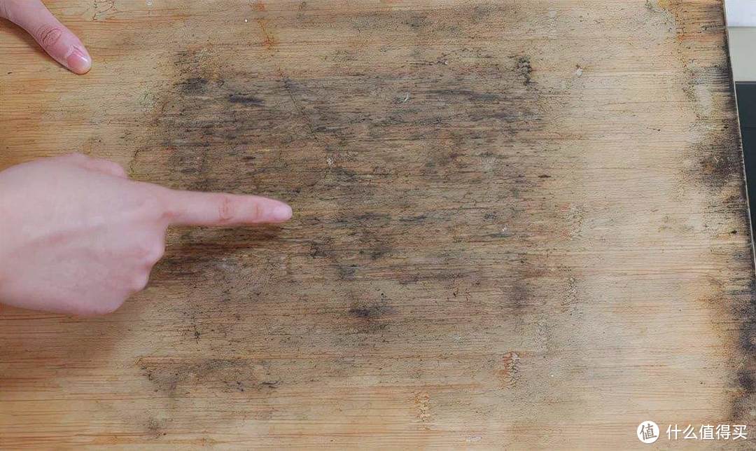 菜板使用7天，细菌多达2亿，发霉发黑的木菜板，真的还能用吗？