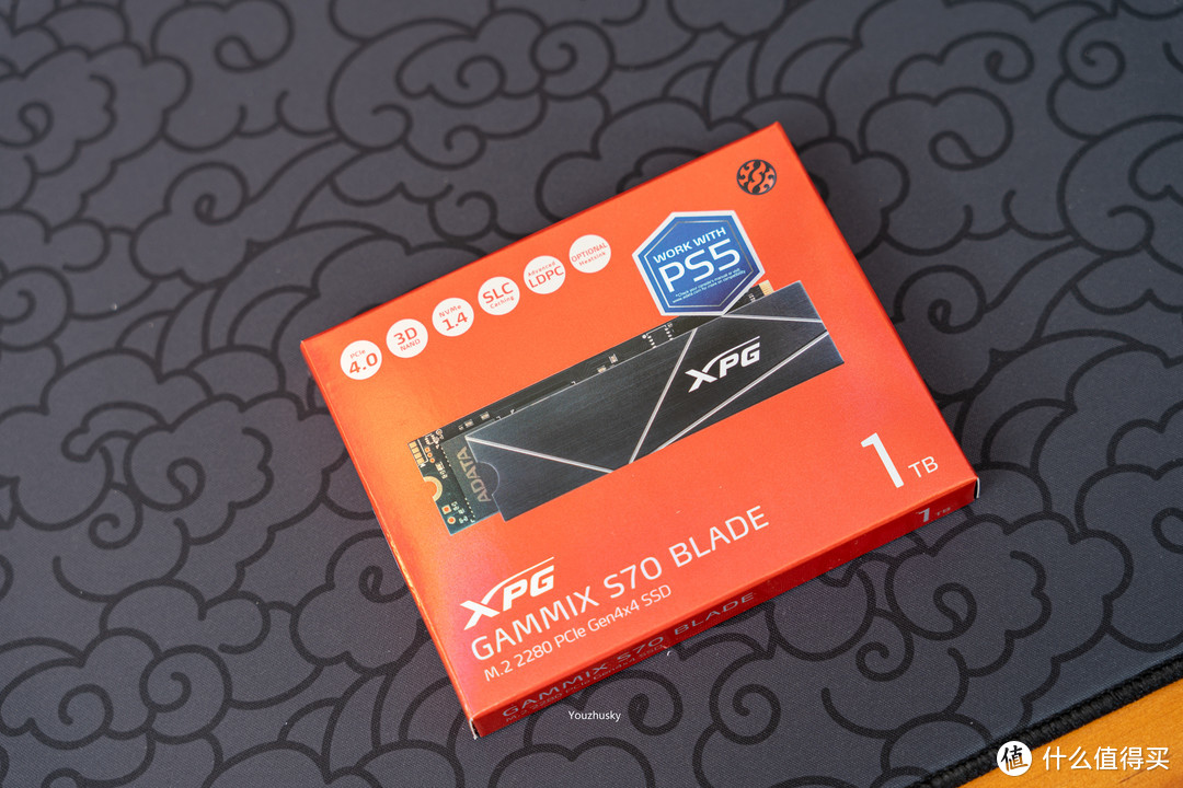 使用的固态硬盘是威刚的 GAMMIX S70 BLADE 翼龙S70B 固态硬盘，其带有600+GB的SLC动态缓存，顺序读写性能可达7400/6400 MB/S