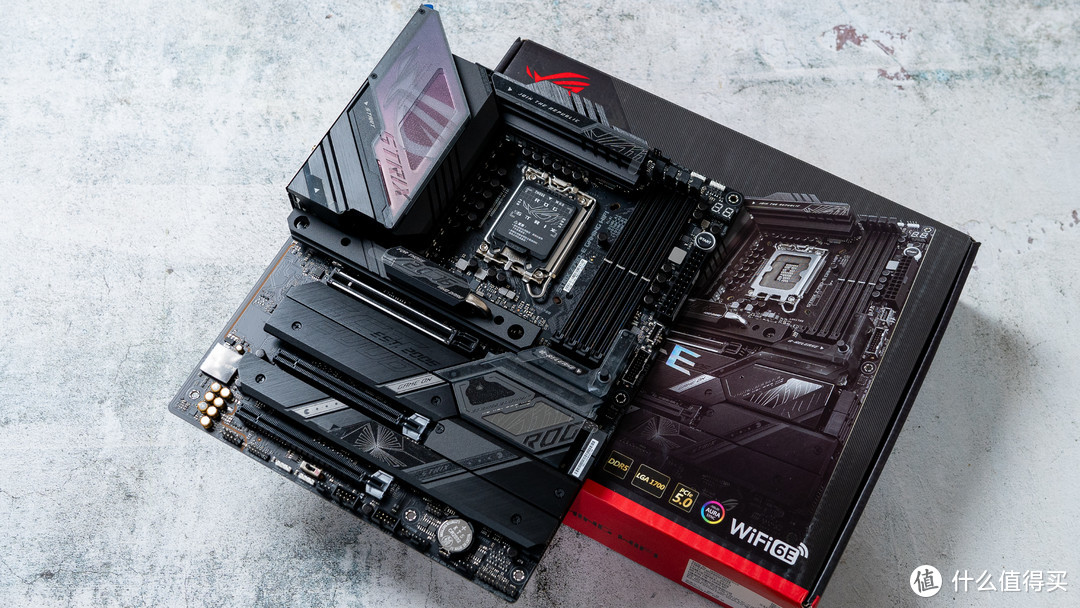 桌面上的外星战舰：ROG Z790E 13700K 索泰RTX 4090的组合到底有多强