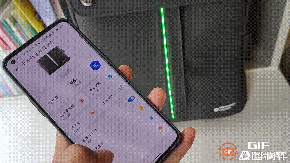 华为背包竟然可发光，我的十字勋章智能背包加入鸿蒙智联更好玩了