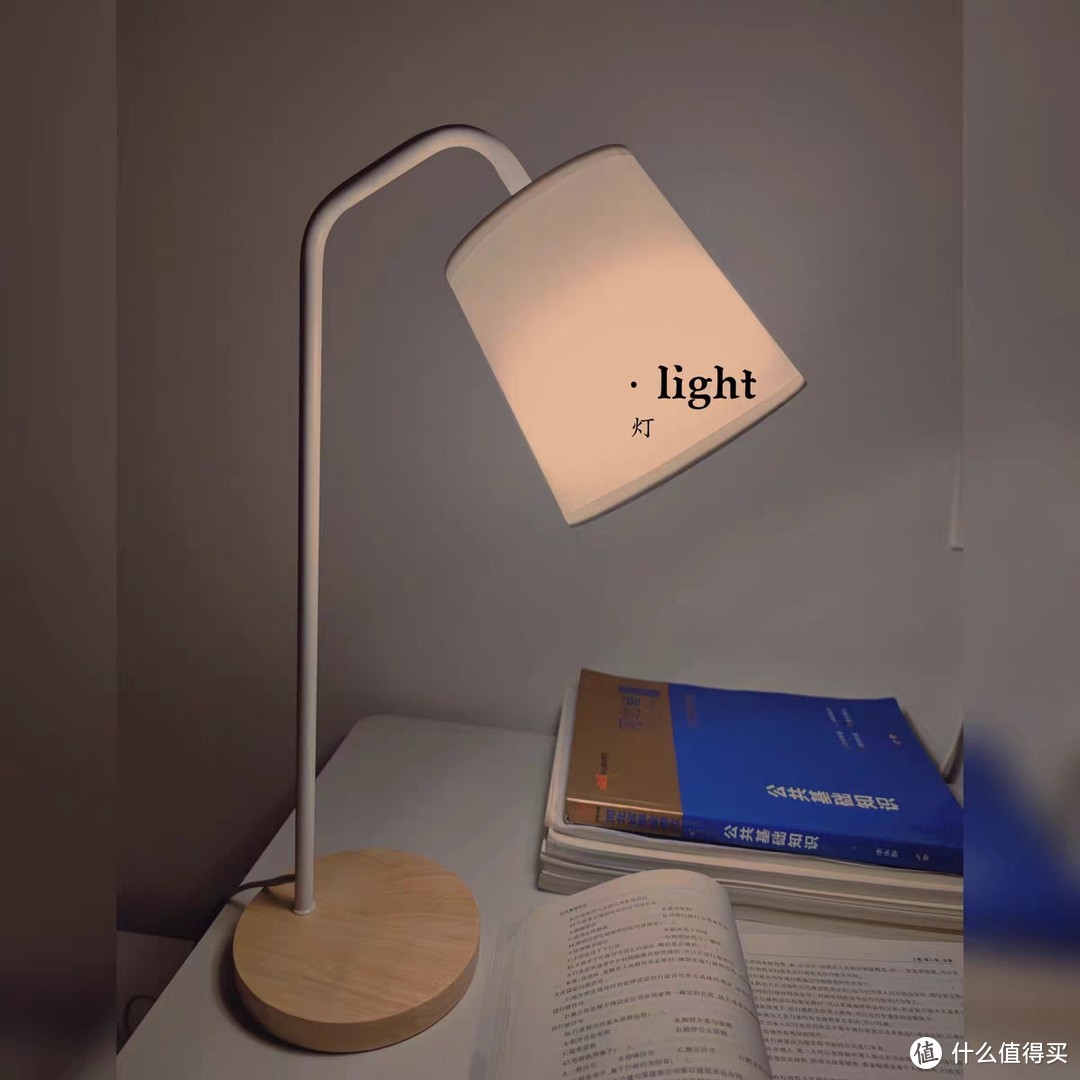这款灯具外观小巧精致，接近自然光