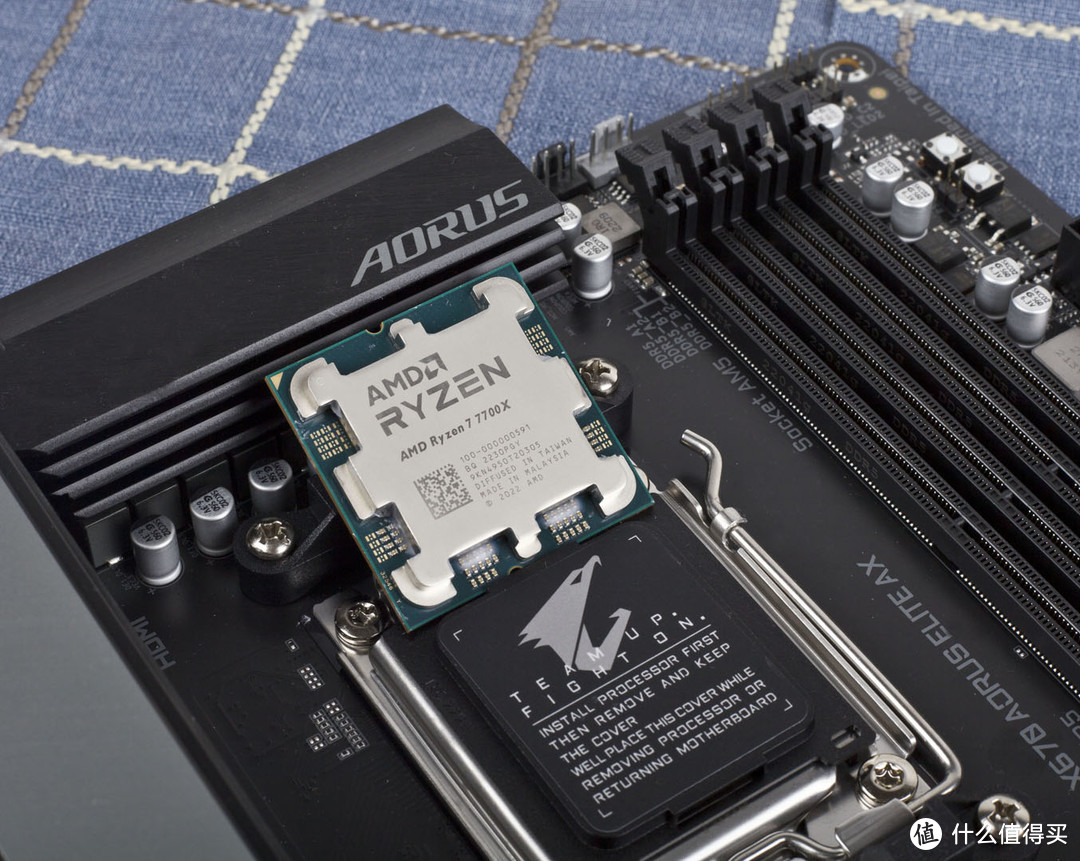 【老黄搞机篇一百五十九】强劲规格为锐龙7000助力，技嘉X670 AORUS ELITE AX小雕主板上手体验