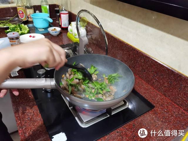 九阳推出小磨王抗菌耐磨不粘锅，真正的无涂层炒锅