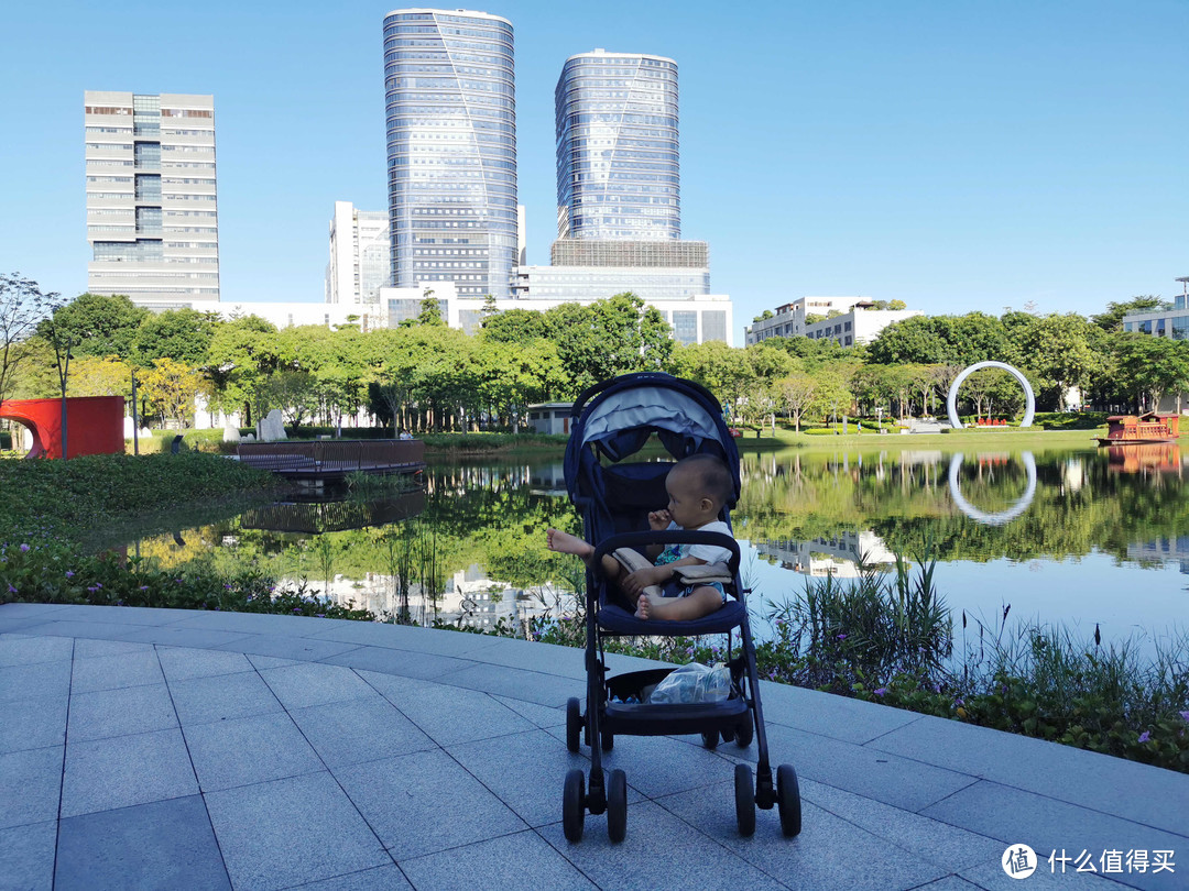 之前的好孩子推车来一张。好孩子的推车重量和playkids差不多，折叠起来却比playkids小多了，还有就是置物架可以放好多东西。8个轮子推起来也比较平稳，可以躺着睡觉，适合1岁前的宝宝。