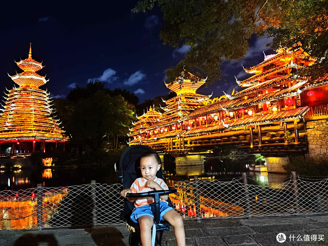 锦绣中华的美丽的夜景。刚好是举办泼水节的时候，可惜没办多长时间，就停了。