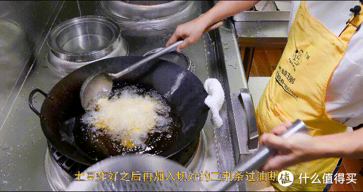 厨师长教你：“干锅小土豆”的家常做法，内里软糯绵密，表皮麻辣焦香