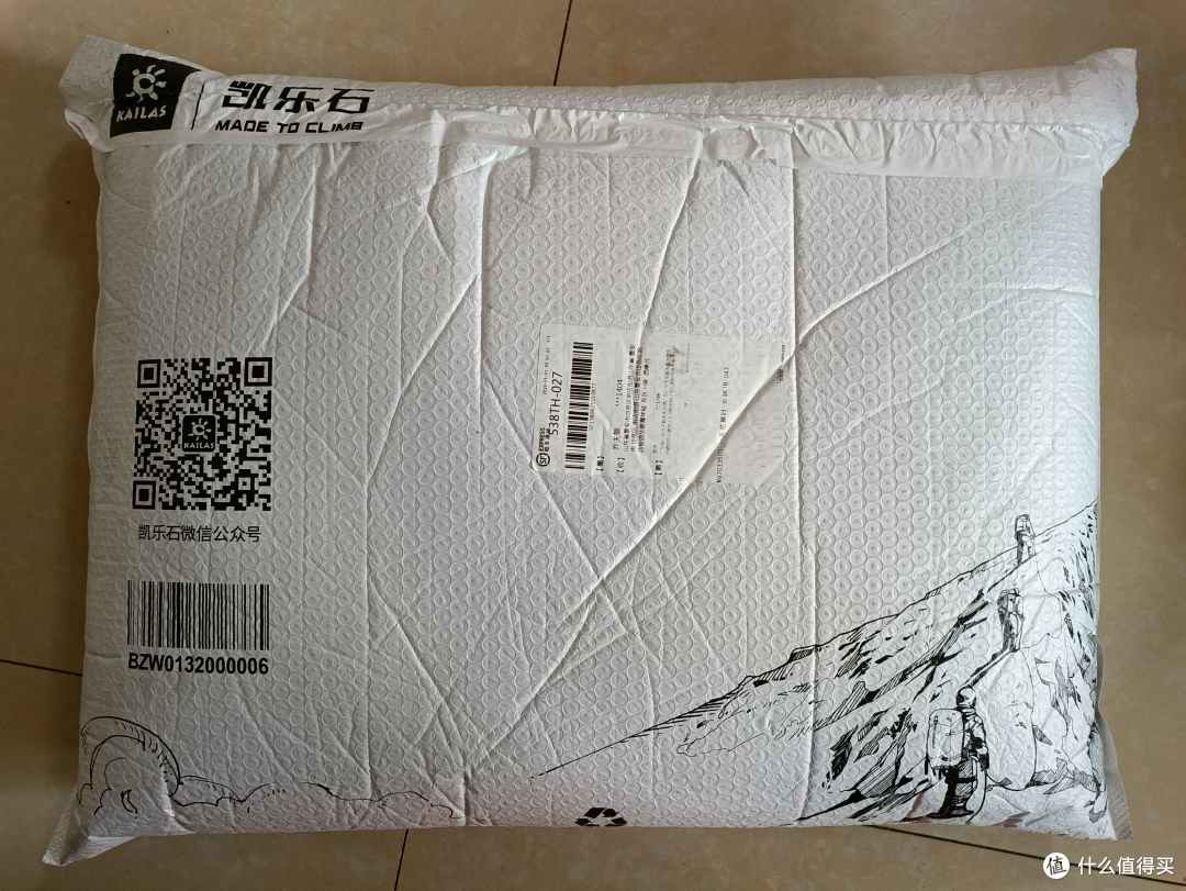 快递外包装,顺丰里面包装衣服前面凯乐石标志,看走线做工很好吊牌内标