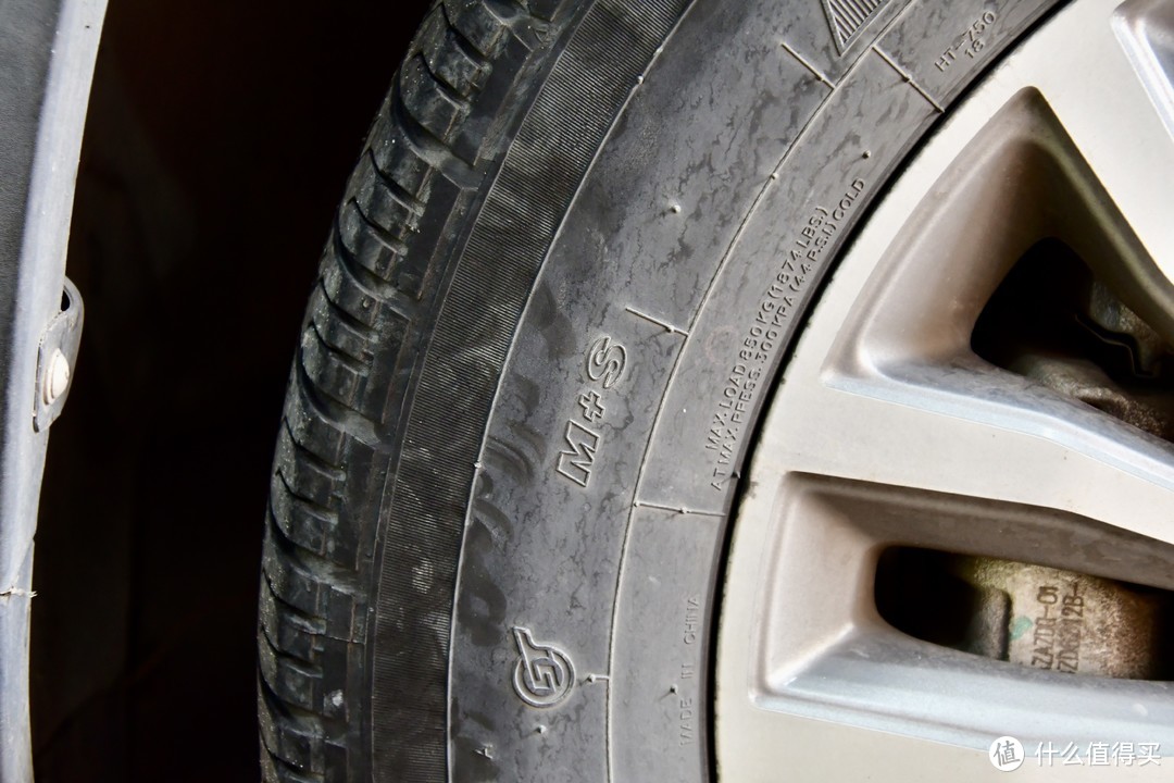 原车轮胎有M+S的字样，表示泥地、雪地都可以用，反正这么多年了，雨雪天从没换过轮胎。