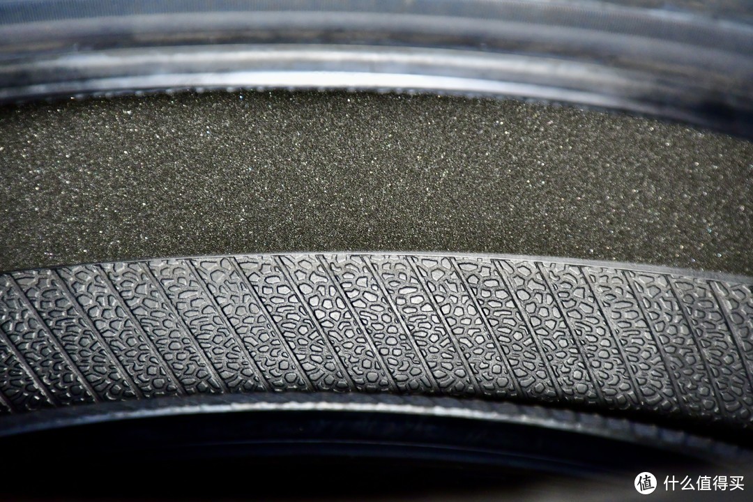 这款轮胎采用了Sound Damper降噪技术，内部有一层聚氨酯泡棉材料，能够抑制轮胎内部空腔共鸣音的产生。