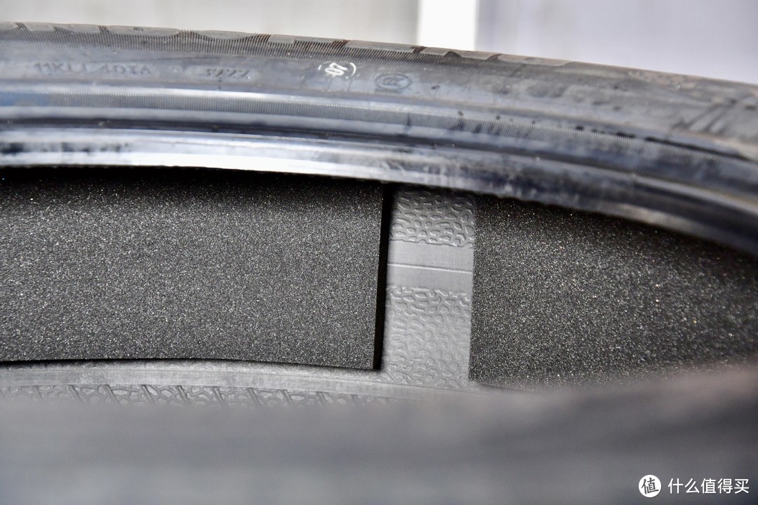 相比其它普通轮胎的隔音措施，这种聚氨酯泡棉的成本很高，抗冲击和减震降噪能力更强，材料稳定性也好。
