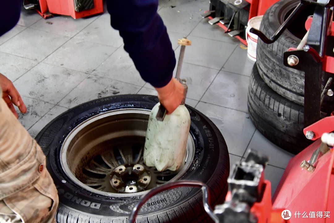 轮胎安装后需要做一次漏气检测，虽然现在的做工及品质都很靠谱，但必要的流程不能少。