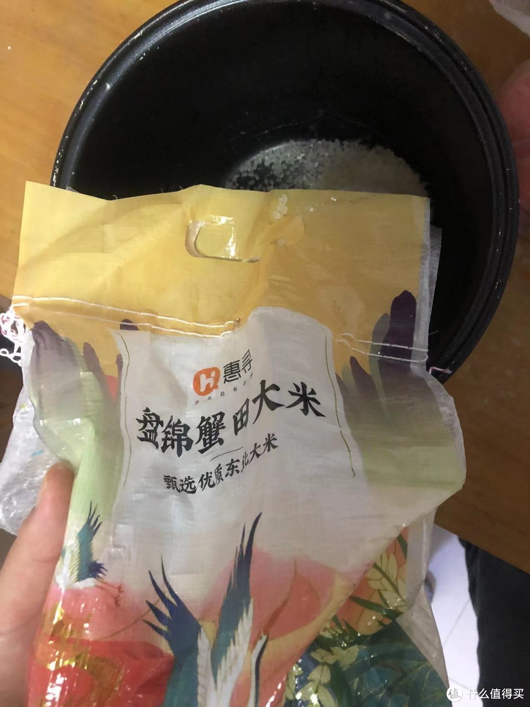 新鲜大米入电饭煲