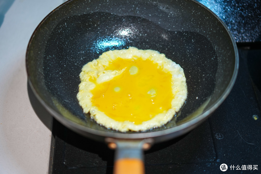 炒鸡蛋其实很依赖油，不一样的油炒出来的味道非常不一样，用狮球唛这款油炒出来的就非常香