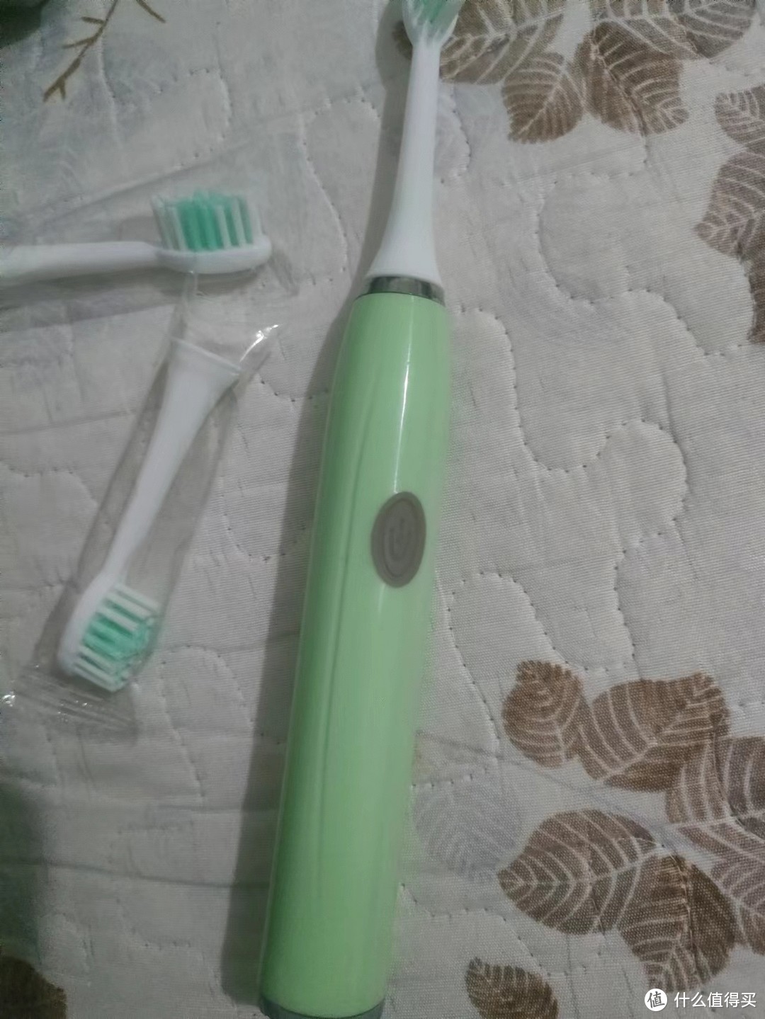 多功能清洁保护牙齿的电动牙刷