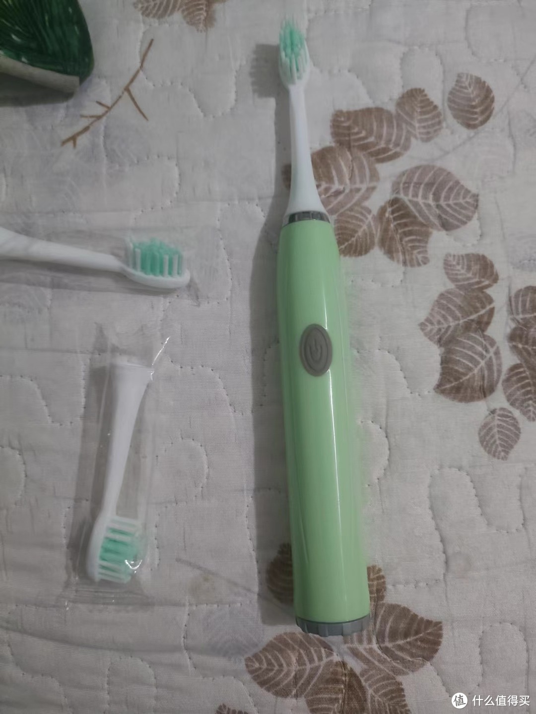 多功能清洁保护牙齿的电动牙刷