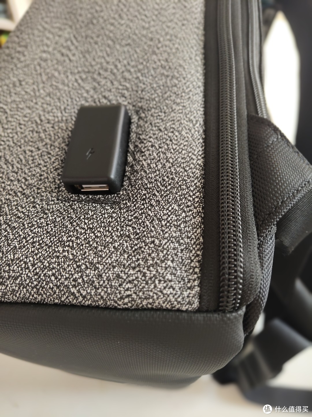 右侧下方有USB接口（母头），包内有公头，充电宝放在包里的时候方便充电