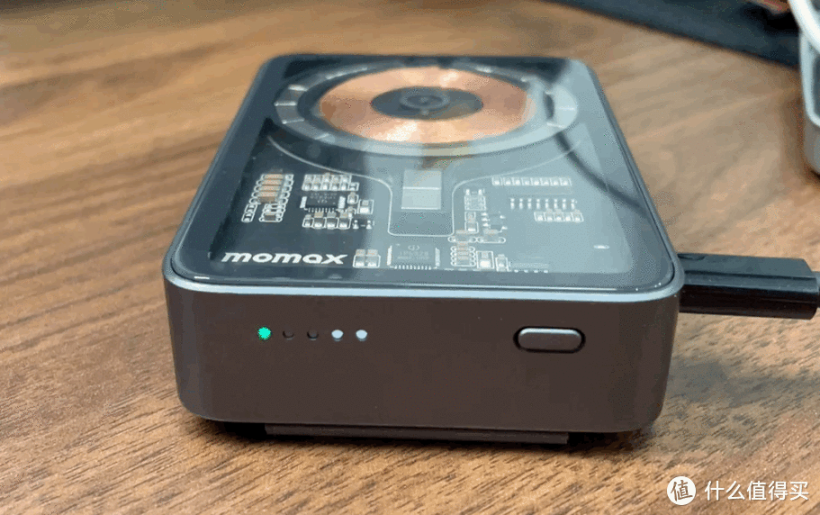 赛博朋克机械科技美学直接拉满，容量直接翻番——MOMAX（IP111） 透明磁吸支架无线充评测