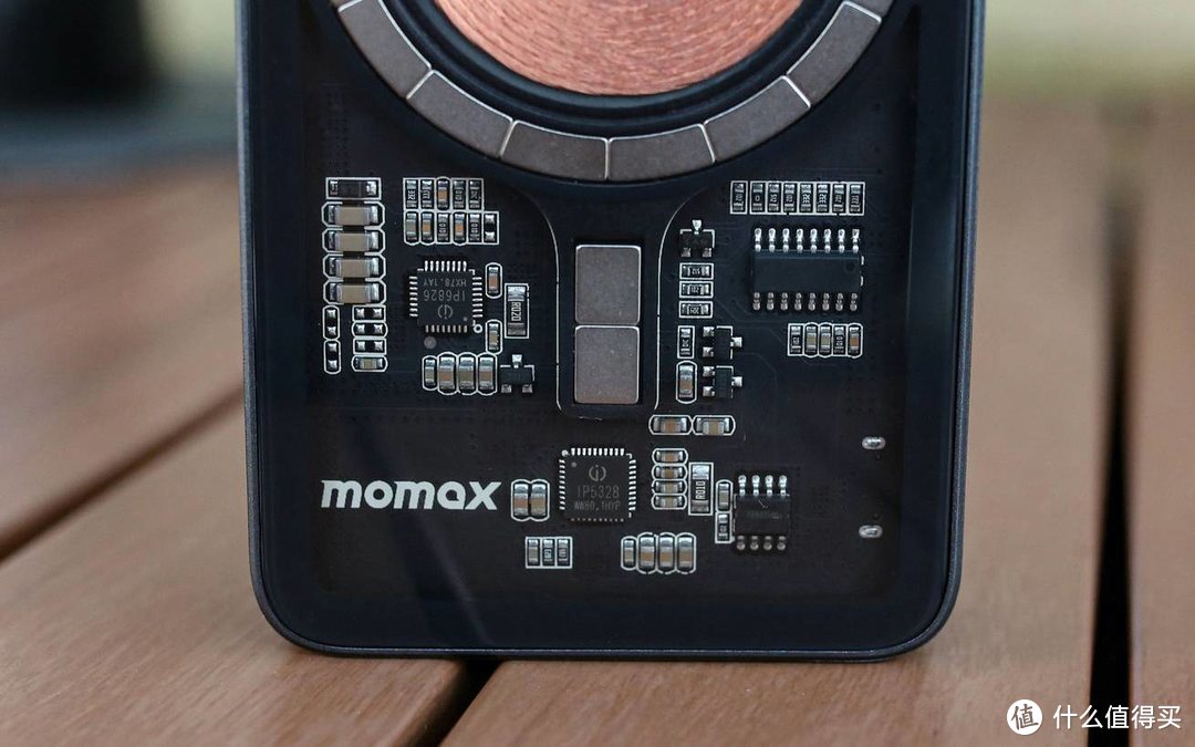 赛博朋克机械科技美学直接拉满，容量直接翻番——MOMAX（IP111） 透明磁吸支架无线充评测