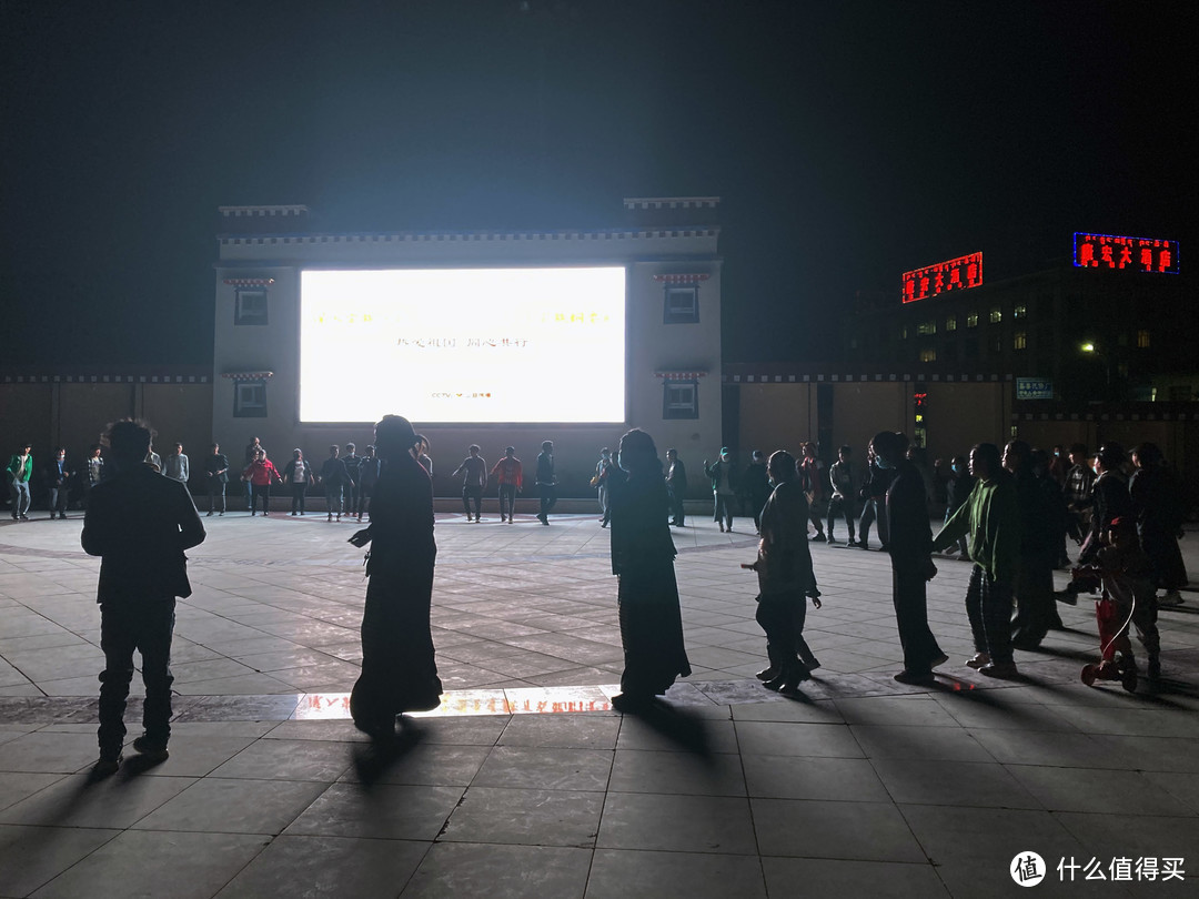 回到日喀则，晚上看到当地人的广场舞。