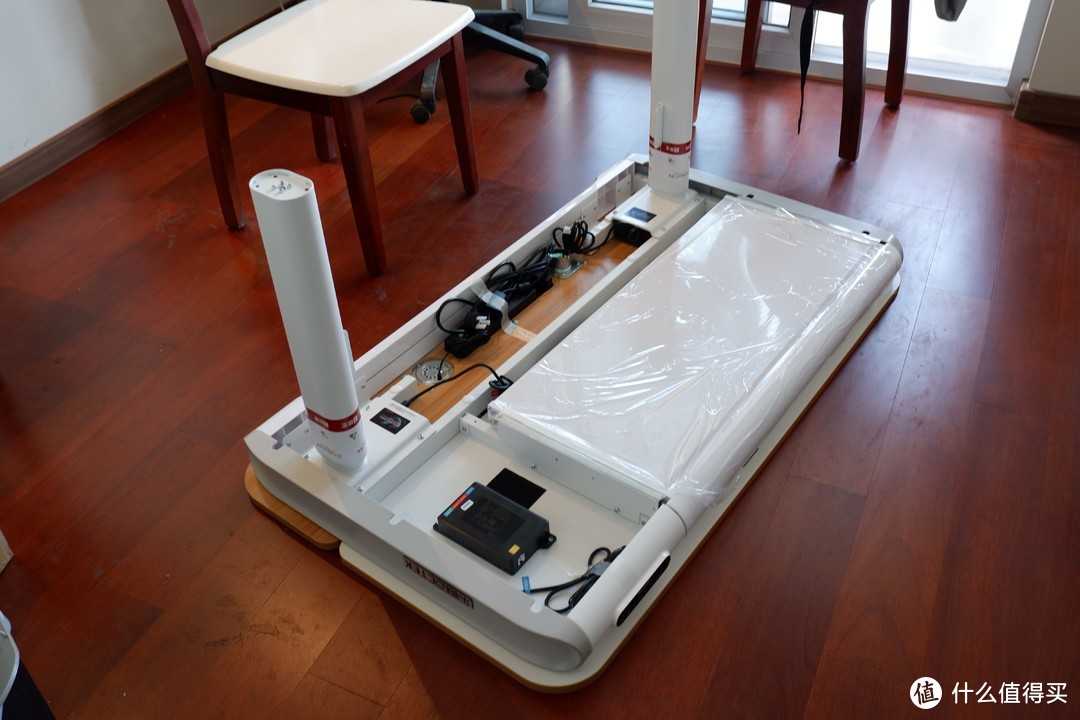 可以把桌面抬起来的电动升降桌：乐歌IE7