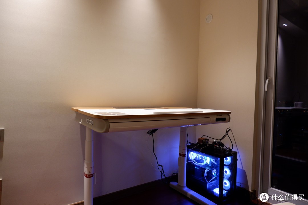 可以把桌面抬起来的电动升降桌：乐歌IE7