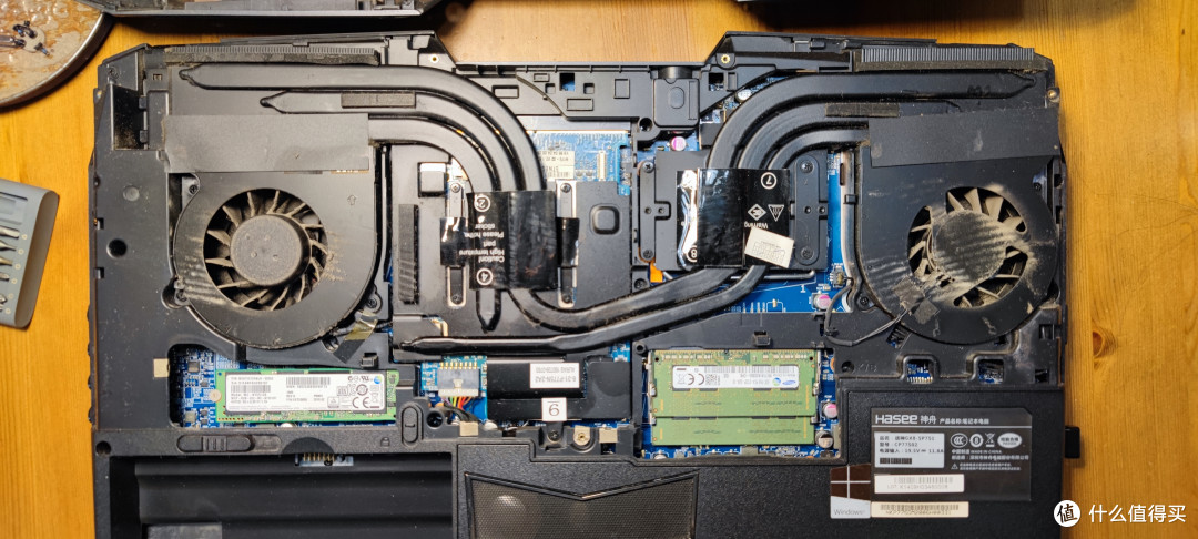 注意那几个黑色的帖子和金属扣件上都有圆圈数字,就是拆解顺序