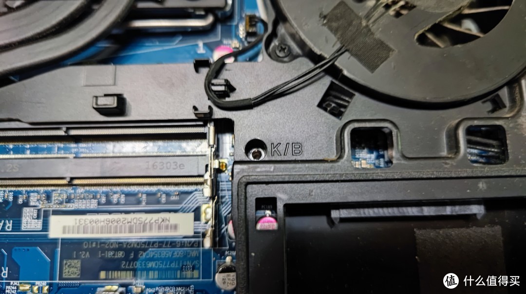 后盖内存槽右侧的K/B螺丝是另一个键盘螺丝