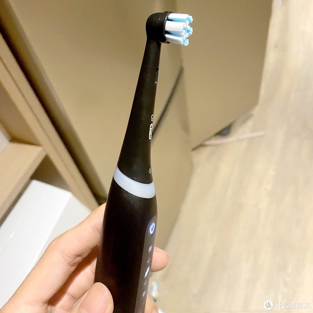 这个电动牙刷有点东西，居然可以告诉我哪颗牙齿没刷干净！