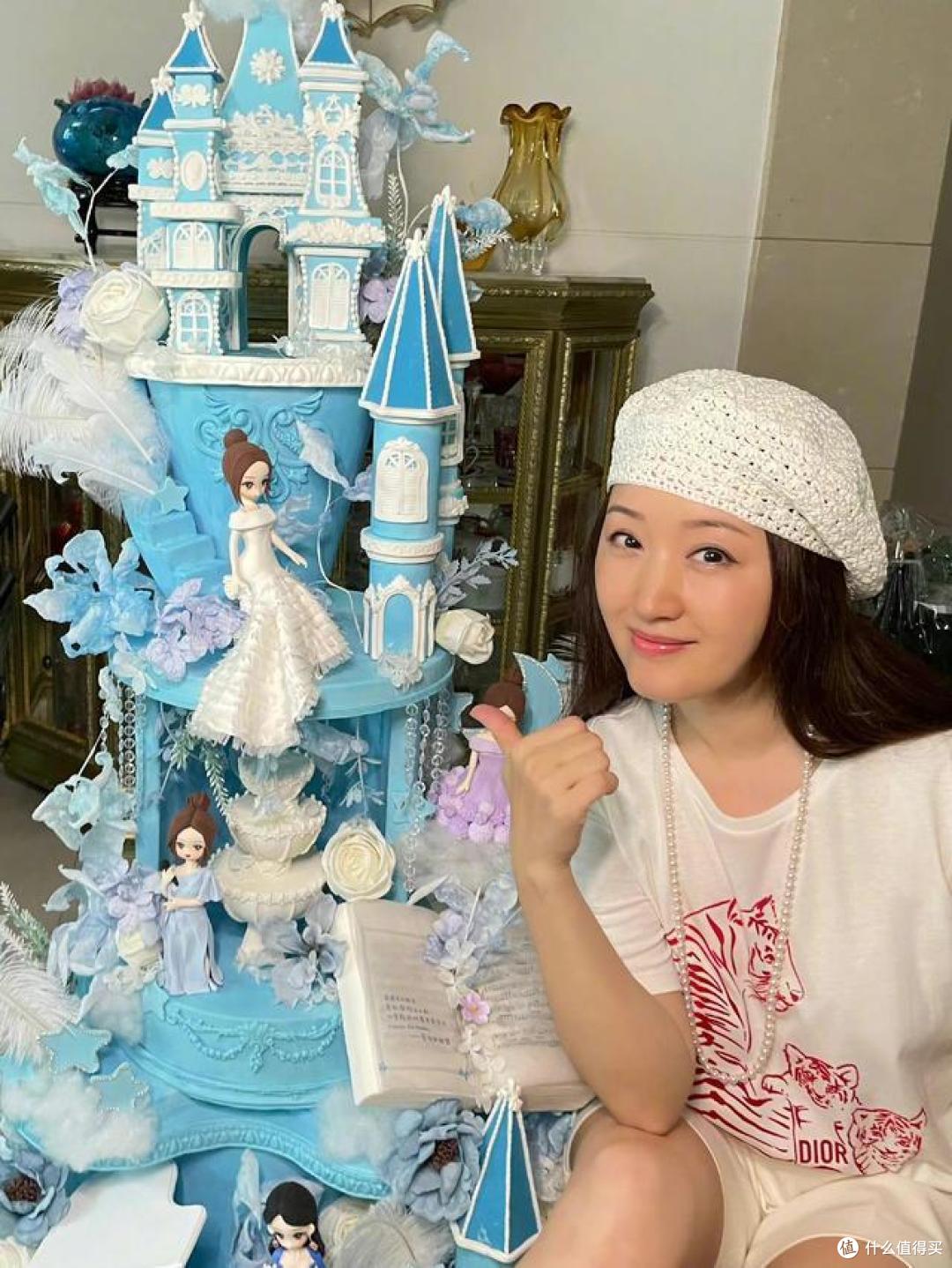 51岁杨钰莹的独居生活：全屋精致有品位，院内生活悠然自在又惬意